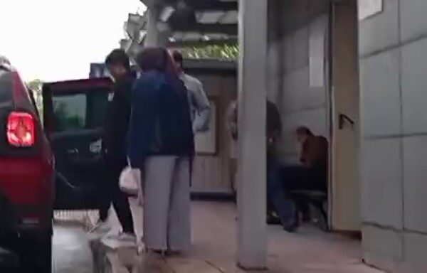 Bursa’da kamyonetin kontrolünün kaybedilmesi sonucu bir anne ile oğlunun altında