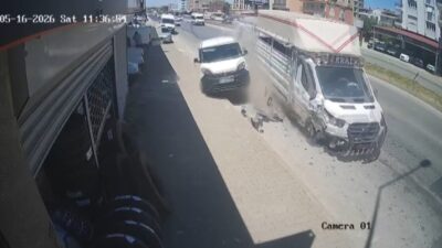 Serik ilçesinde meydana gelen trafik kazasında, park halindeki bir hafif