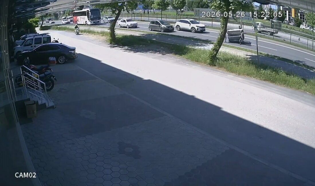 İnegöl ilçesinde seyir halindeki bir kamyonetin kasasından düşen dev demir