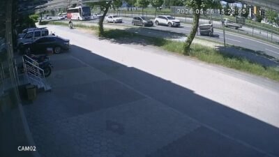 İnegöl ilçesinde seyir halindeki bir kamyonetin kasasından düşen dev demir