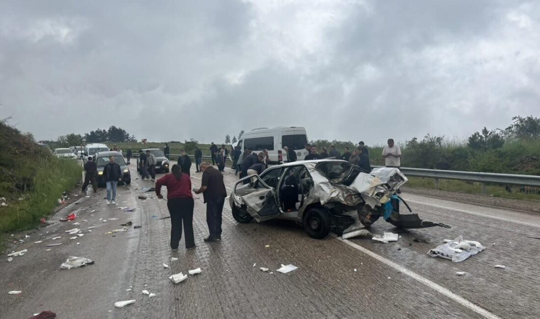 Karabük-Eflani karayolunda meydana gelen trafik kazasında otomobil ile servis otobüsü