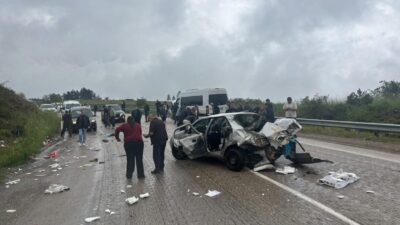 Karabük-Eflani karayolunda meydana gelen trafik kazasında otomobil ile servis otobüsü