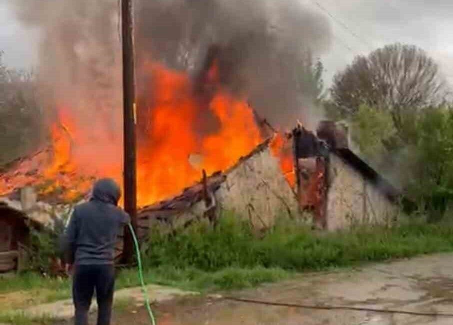 Eskipazar ilçesine bağlı Karahasanlar köyünde bulunan tek katlı bir ev,