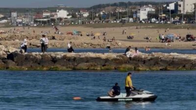 İstanbul’un Arnavutköy ilçesinde, Karaburun Sahili’nde denize giren bir kişi, boğulma