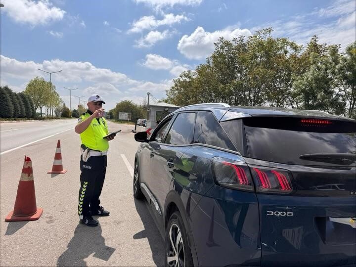 Karaman’da polis, gerçekleştirdiği asayiş uygulamalarında ruhsatsız silahlar, kesici-delici aletler ve
