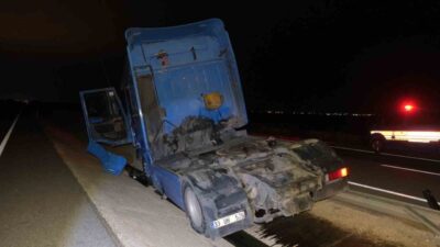 Karaman’da meydana gelen trafik kazasında bir tırın bariyerlere çarpması sonucu
