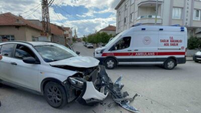 Karaman’da SUV aracıyla otomobilin çarpışması sonucu meydana gelen trafik kazasında