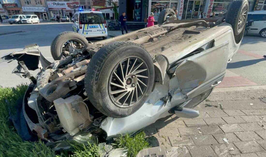 Karaman ilinde gerçekleşen bir trafik kazasında otomobilin refüjdeki dubaya çarpması