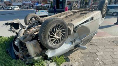 Karaman ilinde gerçekleşen bir trafik kazasında otomobilin refüjdeki dubaya çarpması