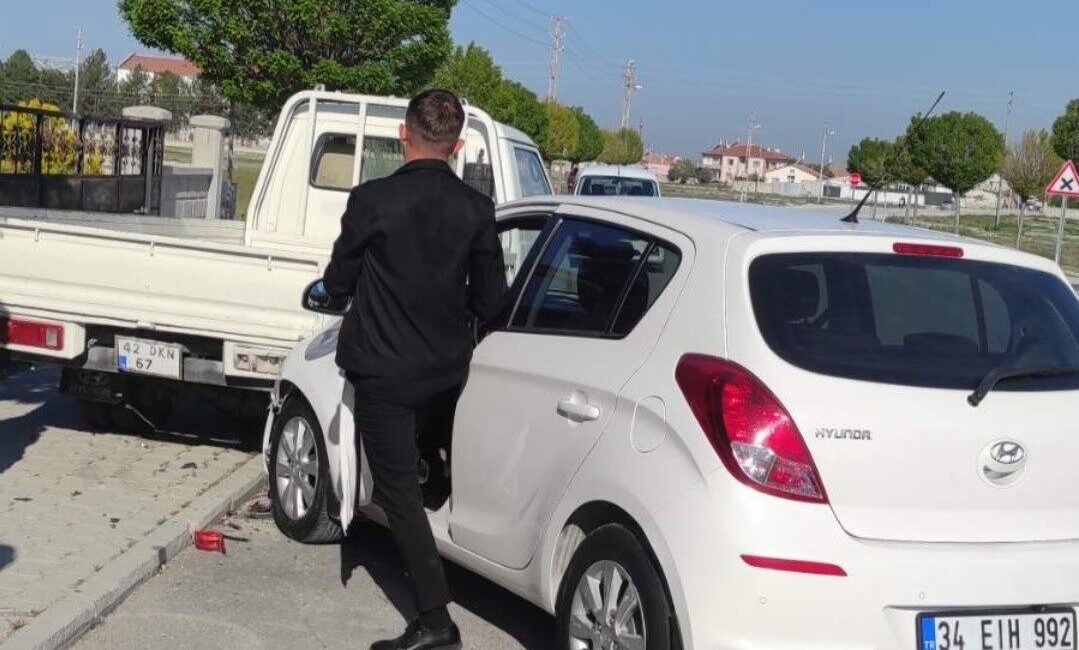 Konya’nın Karapınar ilçesinde meydana gelen trafik kazasında bir otomobilin kontrolden