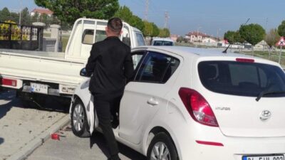 Konya’nın Karapınar ilçesinde meydana gelen trafik kazasında bir otomobilin kontrolden