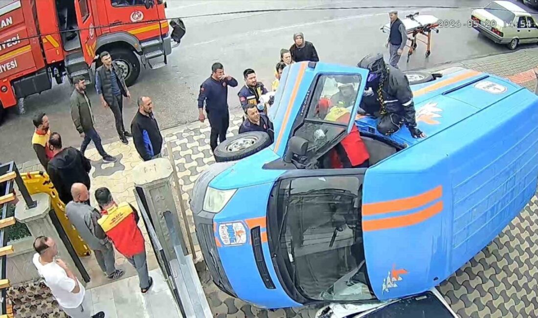 Karaman ilinde bir kargo minibüsü, park halindeki bir otomobilin üzerine