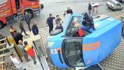 Karaman ilinde bir kargo minibüsü, park halindeki bir otomobilin üzerine