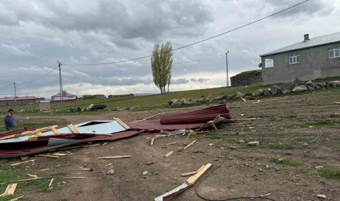 Kars’ta şiddetli rüzgarın etkisiyle bir evin çatısı uçtu. Kars’ın Digor