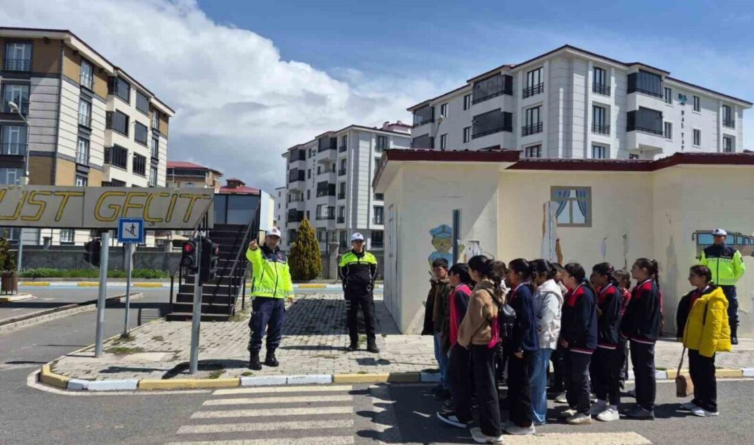 Kars’ta Trafik Haftası çerçevesinde, küçük yaşlardaki çocuklara trafik bilincinin aşılanması