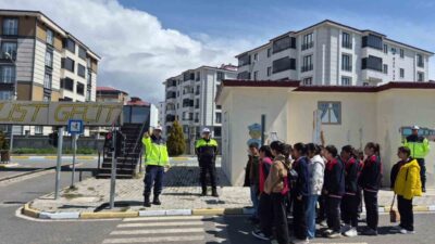 Kars’ta Trafik Haftası çerçevesinde, küçük yaşlardaki çocuklara trafik bilincinin aşılanması
