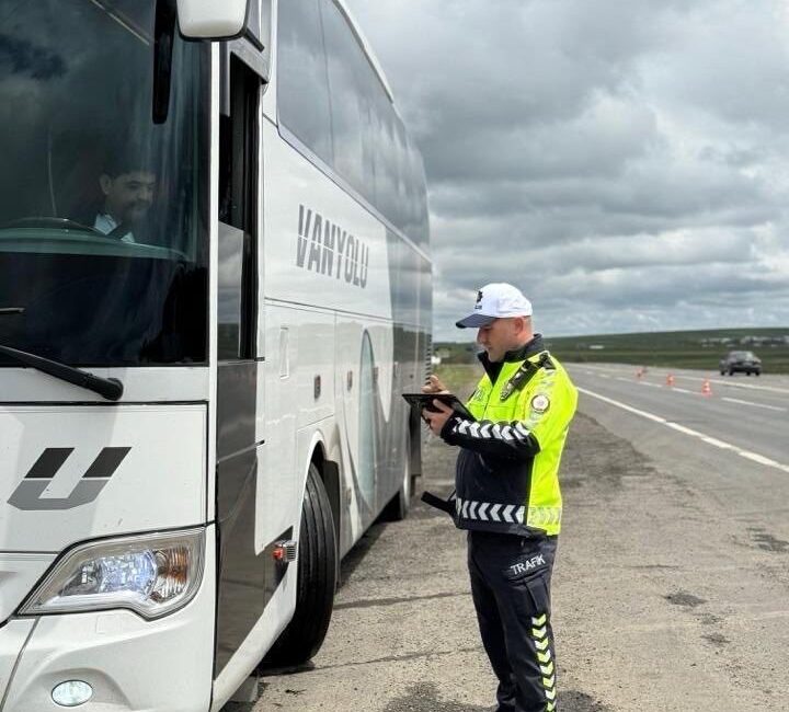 Kars Emniyet Müdürlüğü Bölge Trafik Denetleme Şube Müdürlüğü ekipleri, şehirlerarası