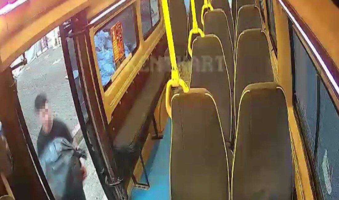 Adana’da bir cep telefonu bayisini soyarak kaçan maskeli şahıs, minibüse
