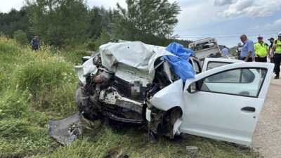 Kastamonu’nun Araç ilçesinde meydana gelen bir trafik kazasında, otomobilin istinat