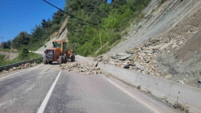 Kastamonu’nun İnebolu ilçesinde meydana gelen bir heyelan nedeniyle kara yolu