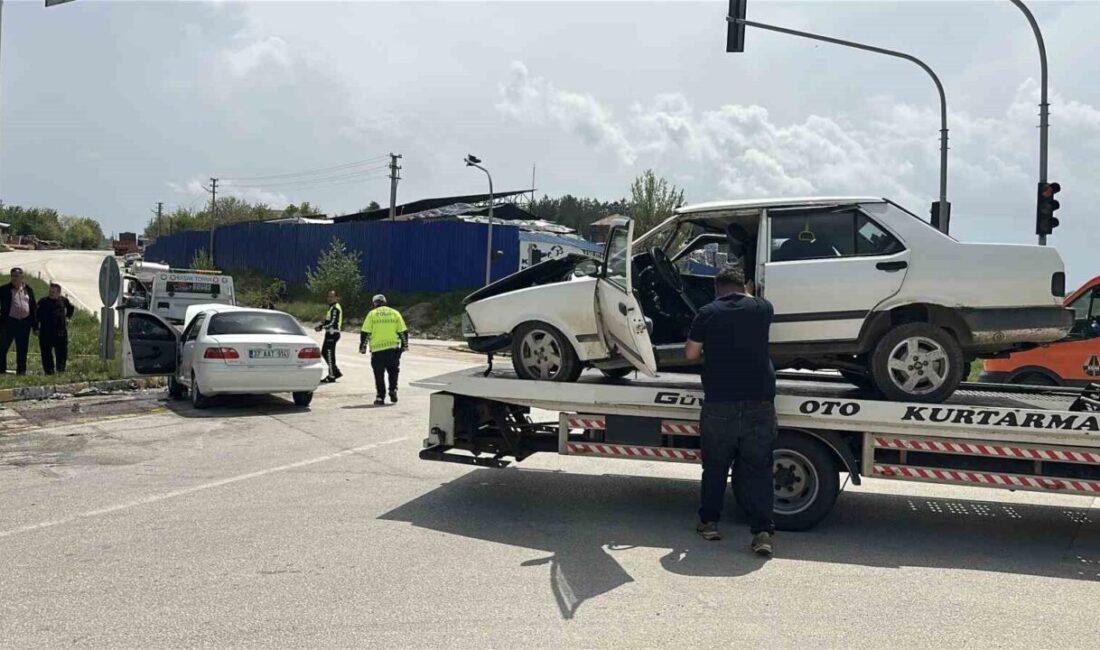 Kastamonu’da meydana gelen trafik kazasında, iki otomobilin çarpışması sonucu 8