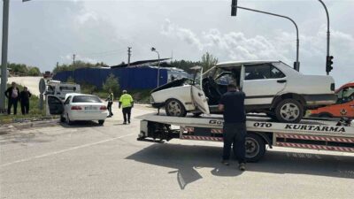 Kastamonu’da meydana gelen trafik kazasında, iki otomobilin çarpışması sonucu 8