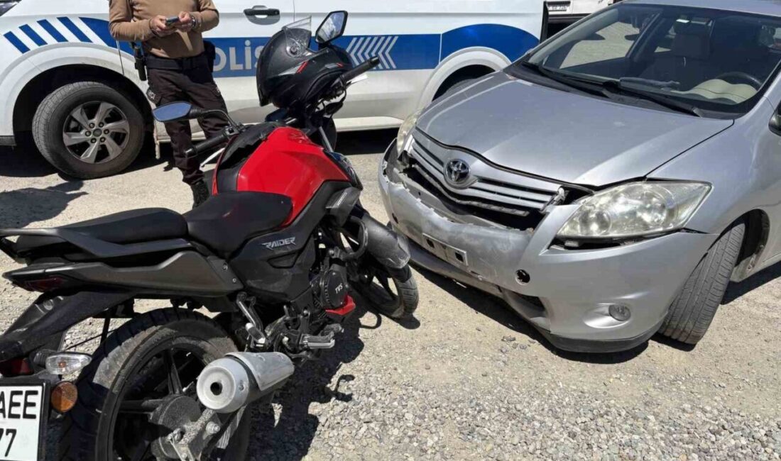 Kastamonu’nun Tosya ilçesinde meydana gelen trafik kazasında, motosikletle çarpışan otomobildeki