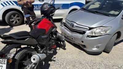 Kastamonu’nun Tosya ilçesinde meydana gelen trafik kazasında, motosikletle çarpışan otomobildeki