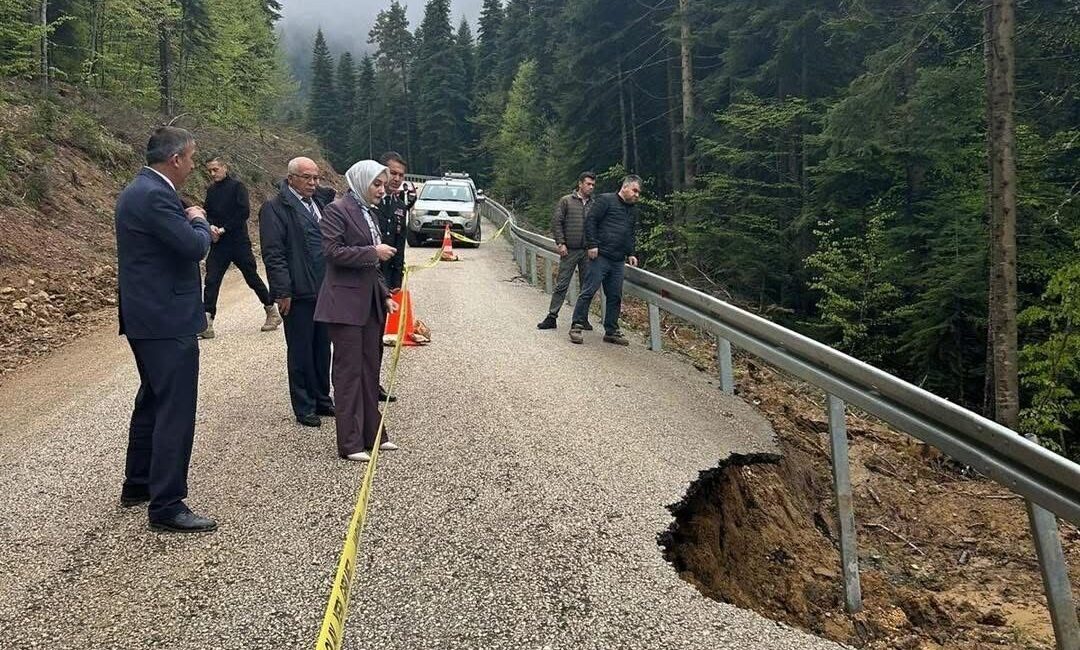 Kastamonu’nun Ağlı ilçesine bağlı Oluközü grup yolunda, yoğun yağışların etkisiyle