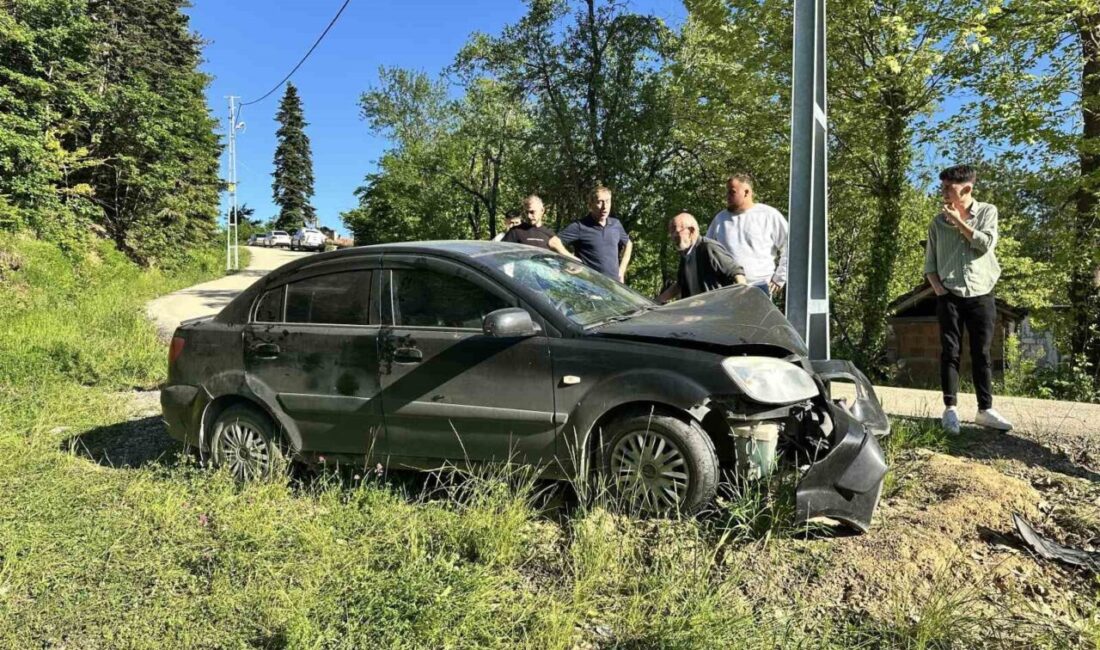 Kastamonu’nun İnebolu ilçesinde meydana gelen trafik kazasında bir otomobil direğe