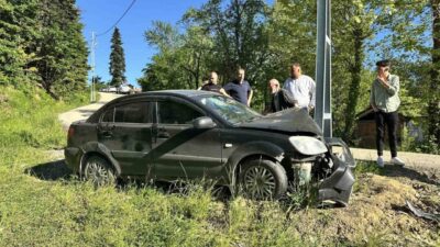 Kastamonu’nun İnebolu ilçesinde meydana gelen trafik kazasında bir otomobil direğe
