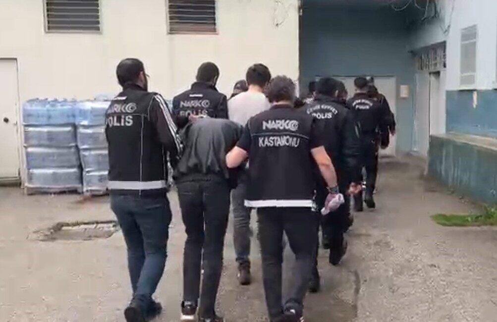 Kastamonu’da yaklaşan bayram öncesi düzenlenen eş zamanlı operasyonlarda 4 ayrı
