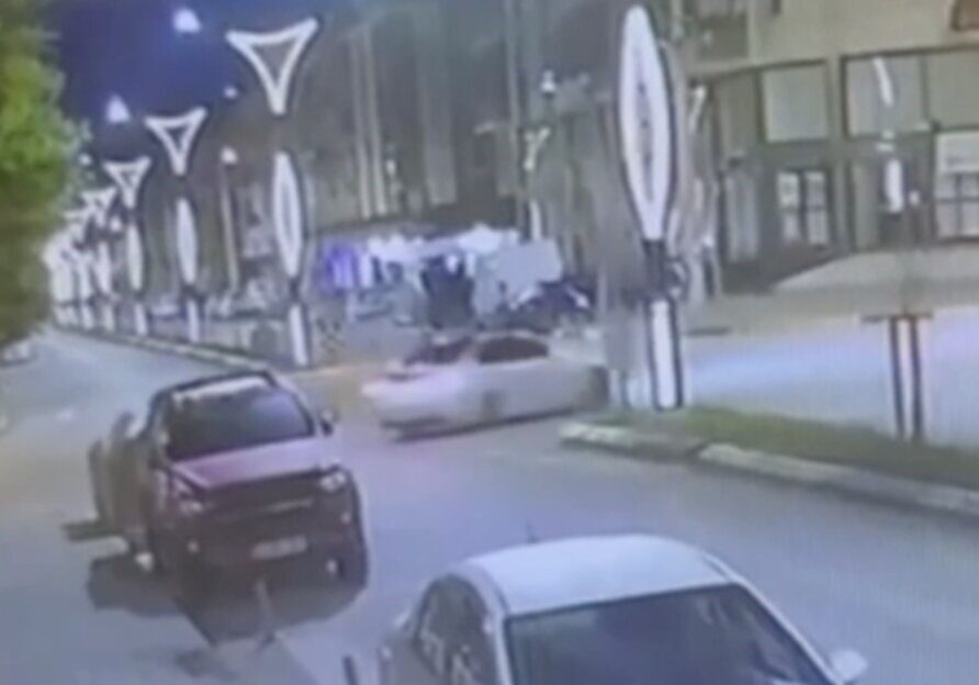 Sakarya’nın Hendek ilçesinde bir sürücü, Yeni Mahalle’deki bir kavşakta drift