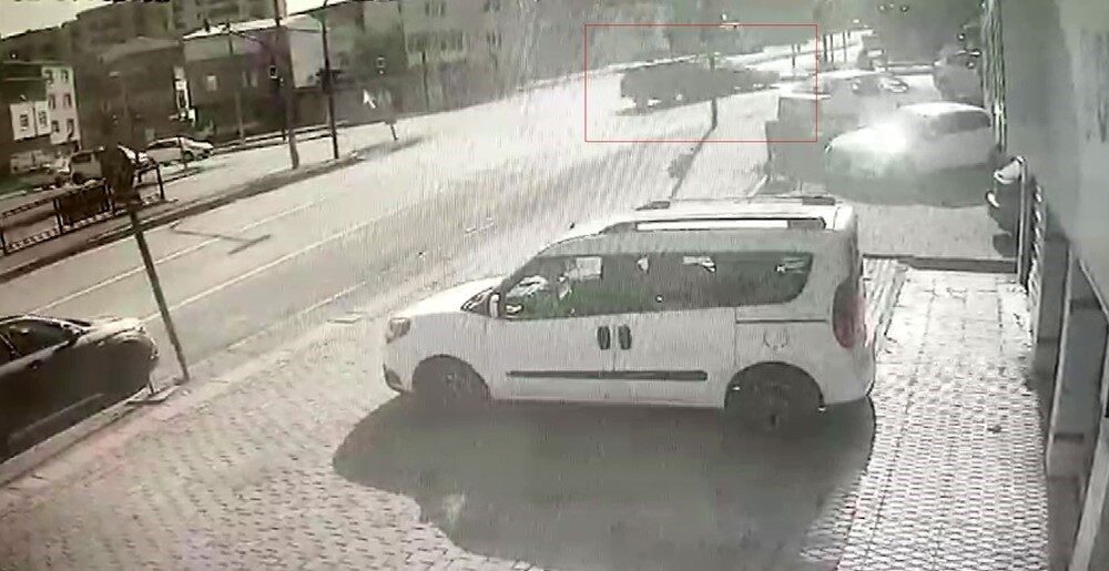 Bursa’da bir kavşak kazasında sürücüler arasında yaşanan anlaşmazlık nedeniyle çarpışma