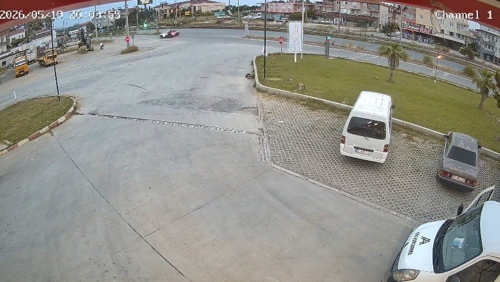 Manavgat’ta meydana gelen trafik kazasında, motosikletin bir otomobile çarpması sonucunda