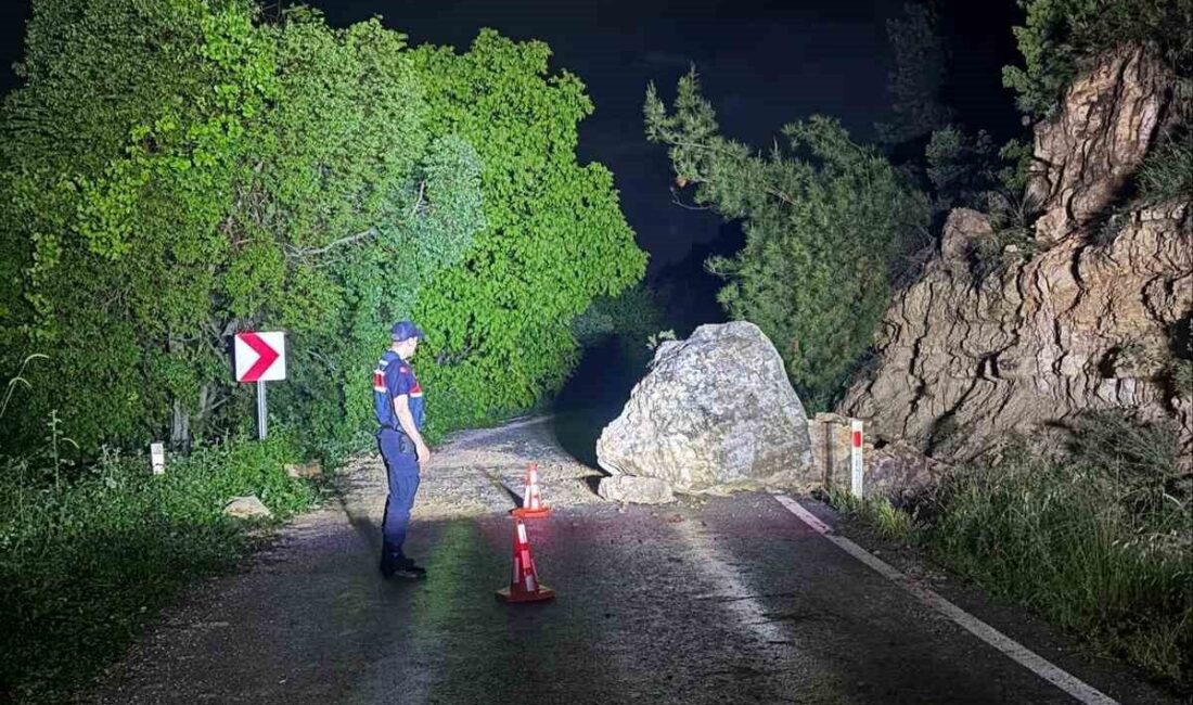İnhisar ilçesinde meydana gelen kaya düşmesi sonucu kapanan yol, ekiplerin