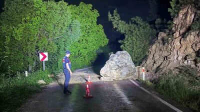 İnhisar ilçesinde meydana gelen kaya düşmesi sonucu kapanan yol, ekiplerin