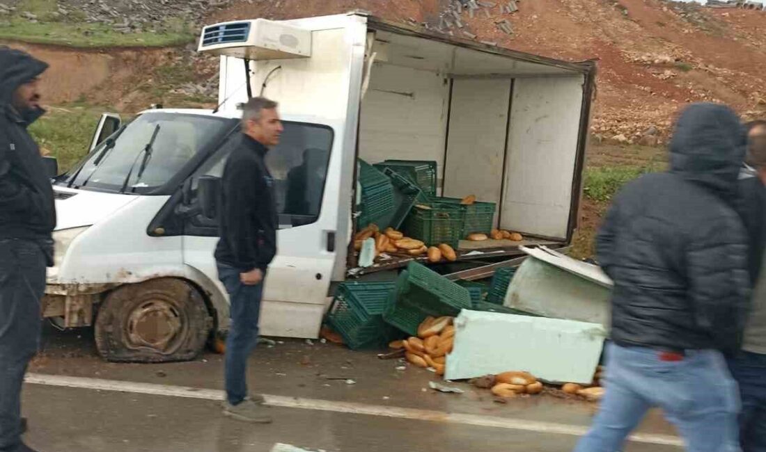 Siirt’te, kamyonetin lastiği yağış nedeniyle kayganlaşan bir yolda patladı ve