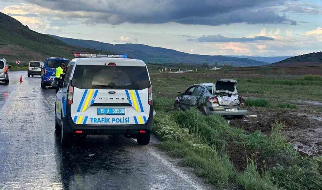Çorum’un Alaca ilçesinde meydana gelen kazada, yağışlar nedeniyle kayganlaşan yolda