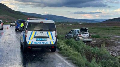 Çorum’un Alaca ilçesinde meydana gelen kazada, yağışlar nedeniyle kayganlaşan yolda