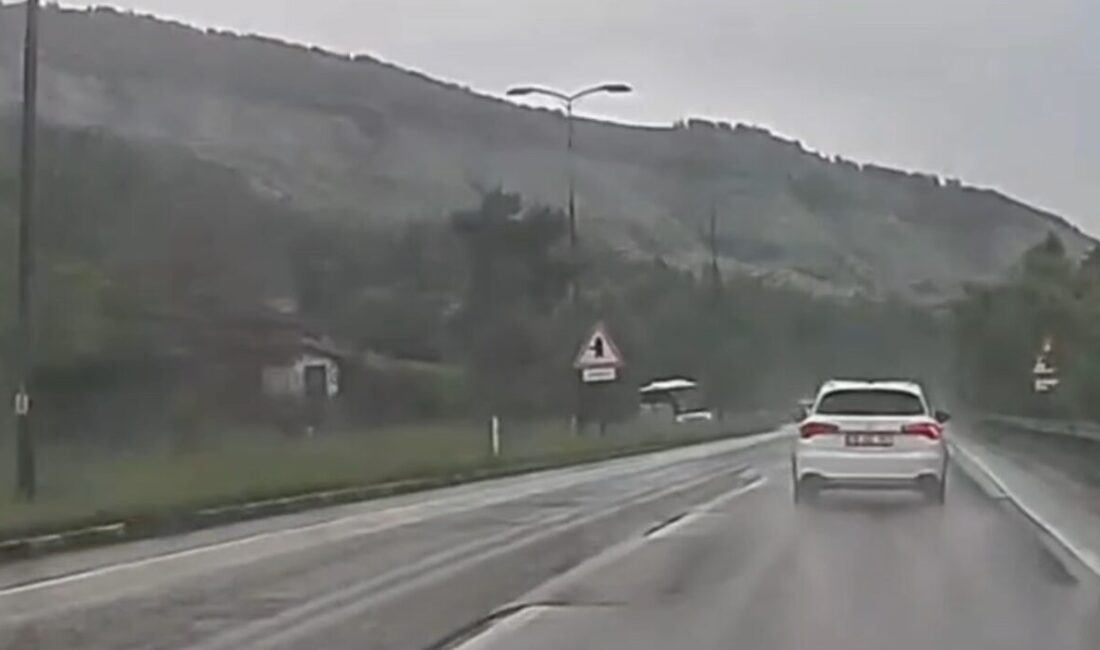 Karabük’te meydana gelen sağanak yağışın ardından kayganlaşan yolda oluşan trafik