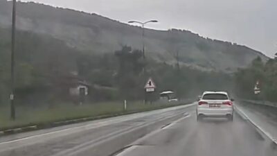 Karabük’te meydana gelen sağanak yağışın ardından kayganlaşan yolda oluşan trafik