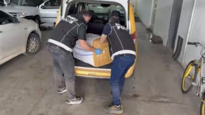 Kayseri’de polis ekipleri, uyuşturucu ticareti yaptığı şüphesiyle 2 araçta durdurdukları
