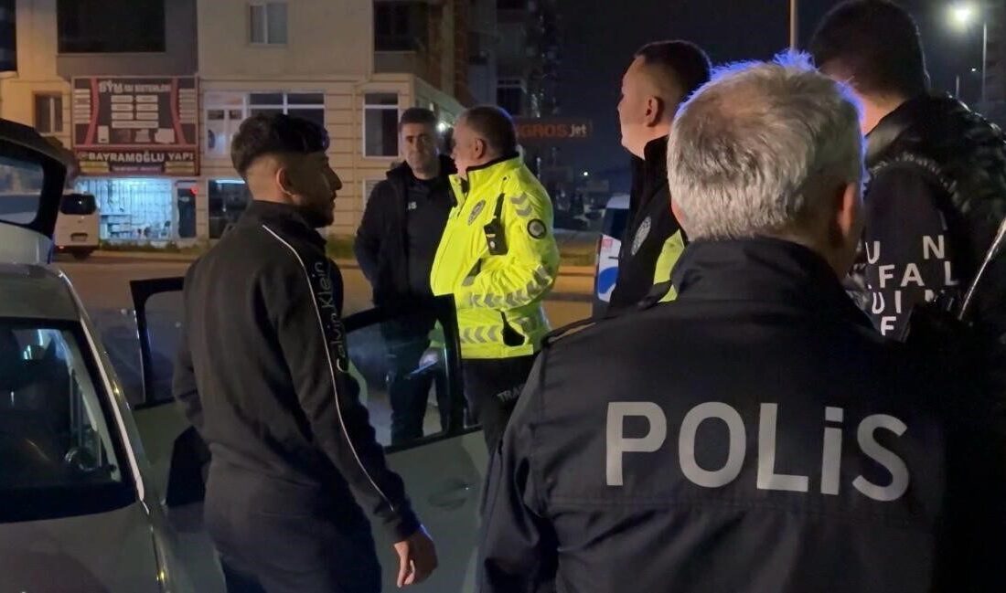 Kayseri’nin Kocasinan ilçesinde polis tarafından durdurulan bir araç sürücüsü, alkollü
