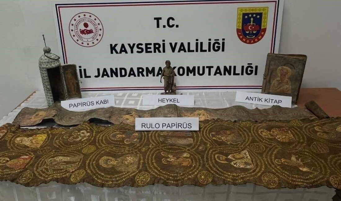 Kayseri’de Jandarma ekipleri tarafından gerçekleştirilen operasyonda, tarihi eserler ele geçirilirken