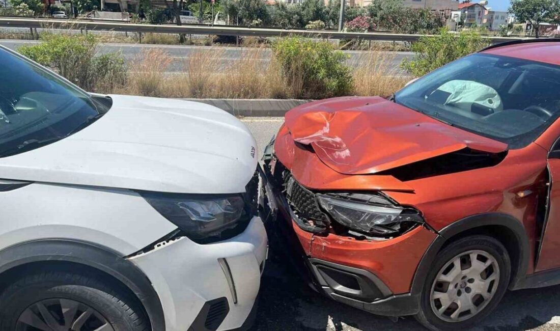 Manavgat ilçesinde meydana gelen trafik kazasında, 2 otomobil çarpıştı. Kazada,