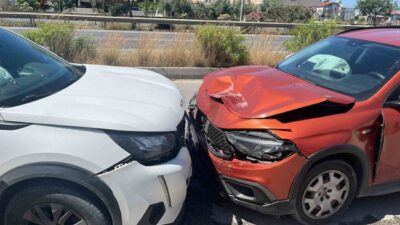 Manavgat ilçesinde meydana gelen trafik kazasında, 2 otomobil çarpıştı. Kazada,