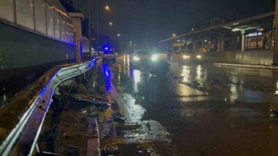 Bursa’da meydana gelen trafik kazasında araç, yağış nedeniyle kayarak önce