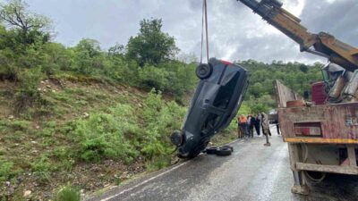 Kemaliye ilçesinde şiddetli yağışın yol açtığı trafik kazasında bir araç