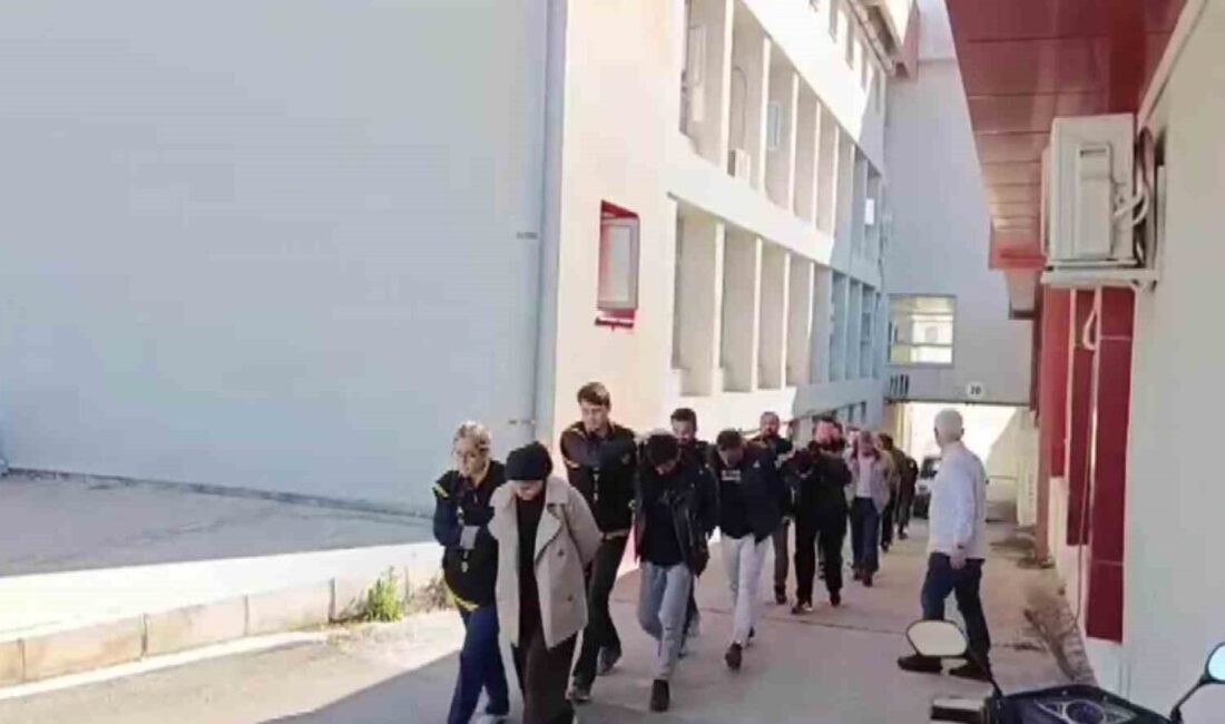 Adana merkezli bir dolandırıcılık çetesi, kendilerini hakim, savcı ve polis